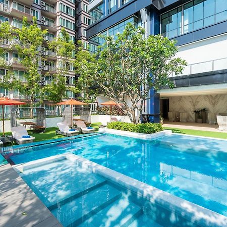 Silq Hotel & Residence, Managed By The Ascott Limited Bangkok Exterior photo The swimming pool at the hotel