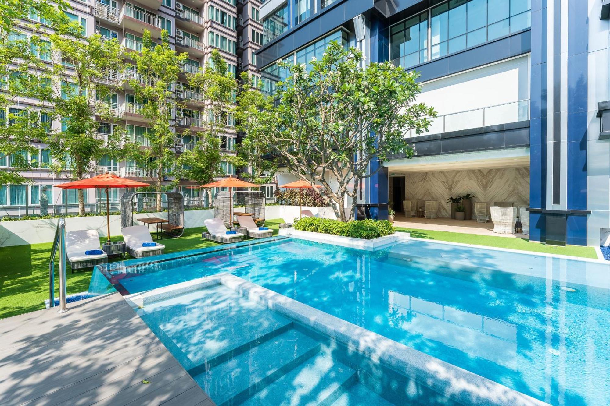 Silq Hotel & Residence Bangkok Exterior photo The swimming pool at the hotel