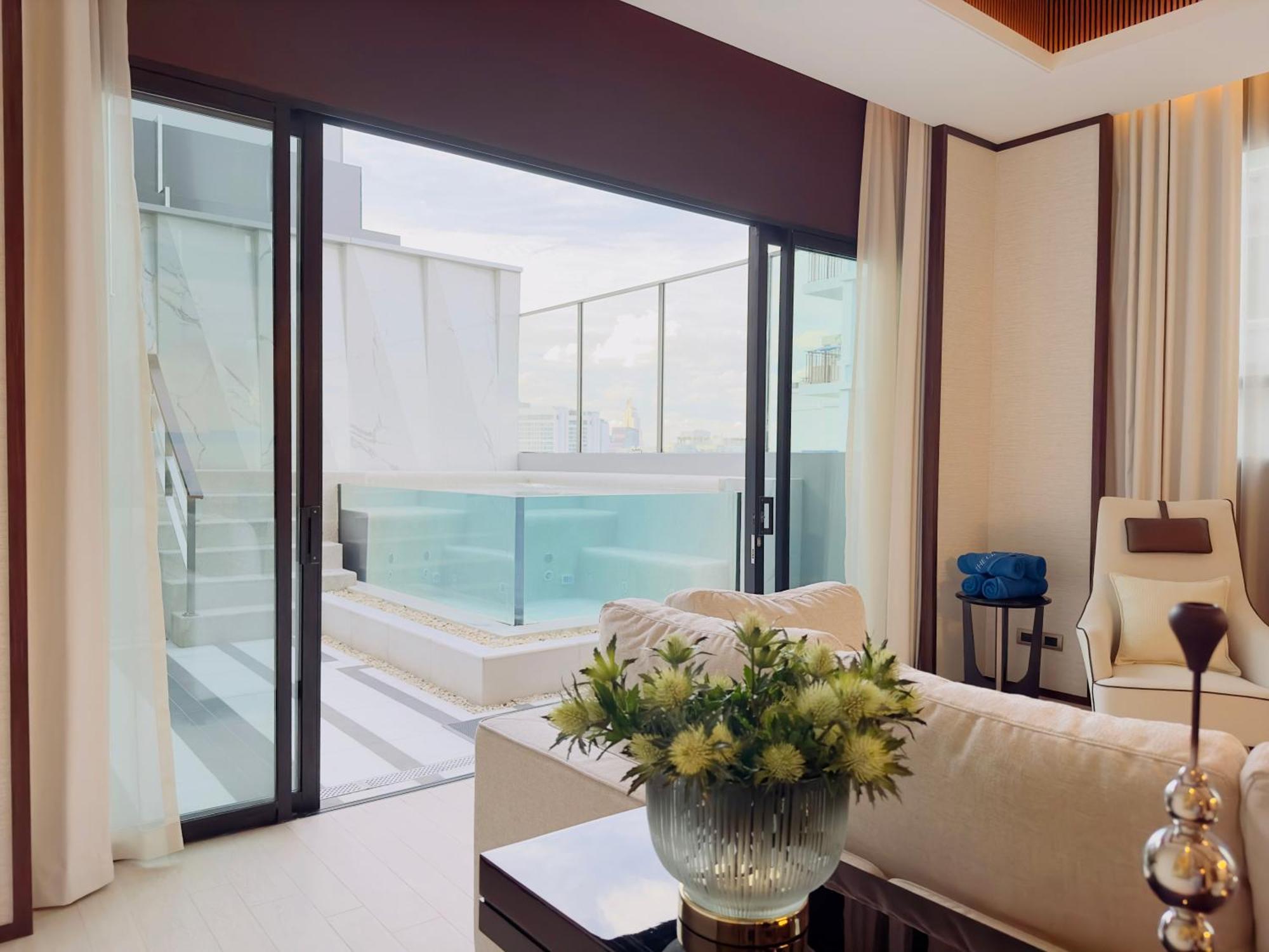 Silq Hotel & Residence Bangkok Room photo A living room with a sliding door