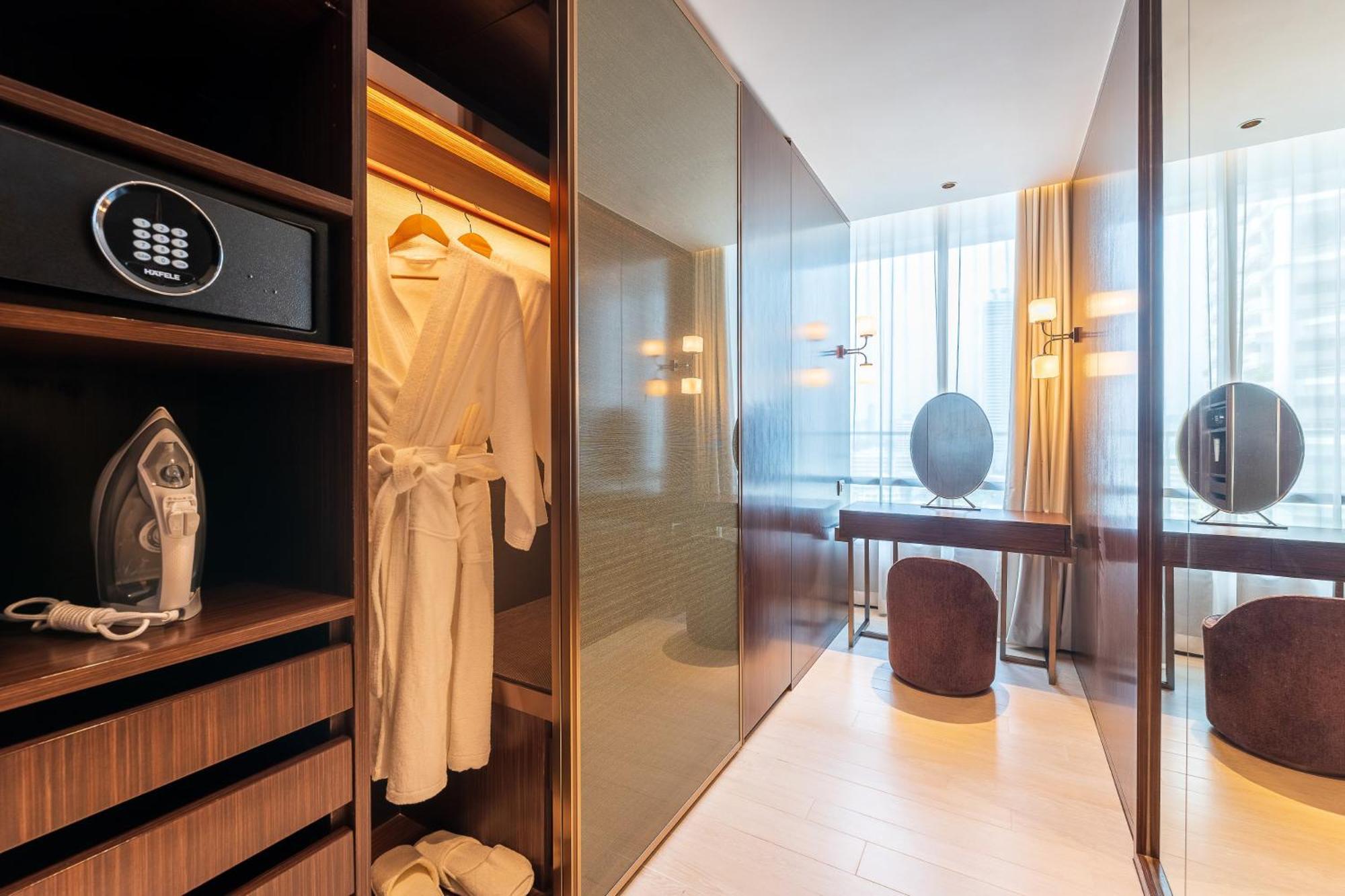 Silq Hotel & Residence, Managed By The Ascott Limited Bangkok Room photo A hotel room with a safe