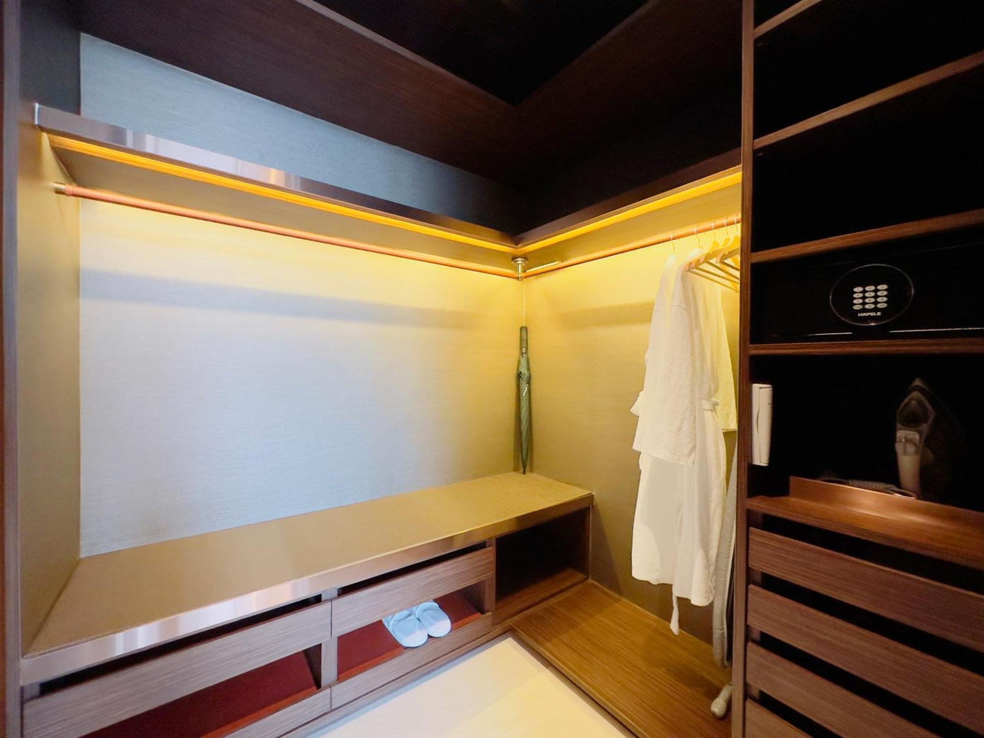 Silq Hotel & Residence Bangkok Room photo A walk-in wardrobe